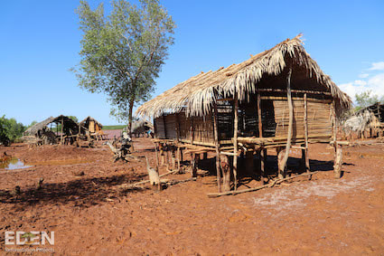 Photo of the huts/village in our Bemangoraka site